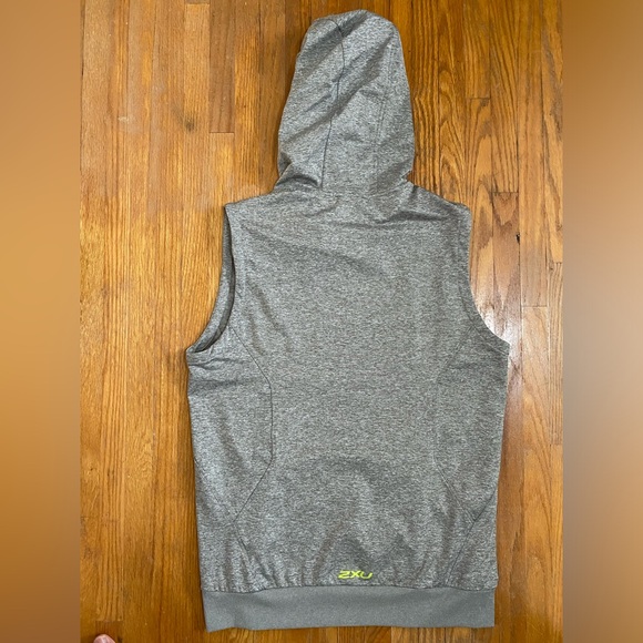 2XU sleeveless fleece hoodie with zippered pockets - Medium - Picture 2 of 6